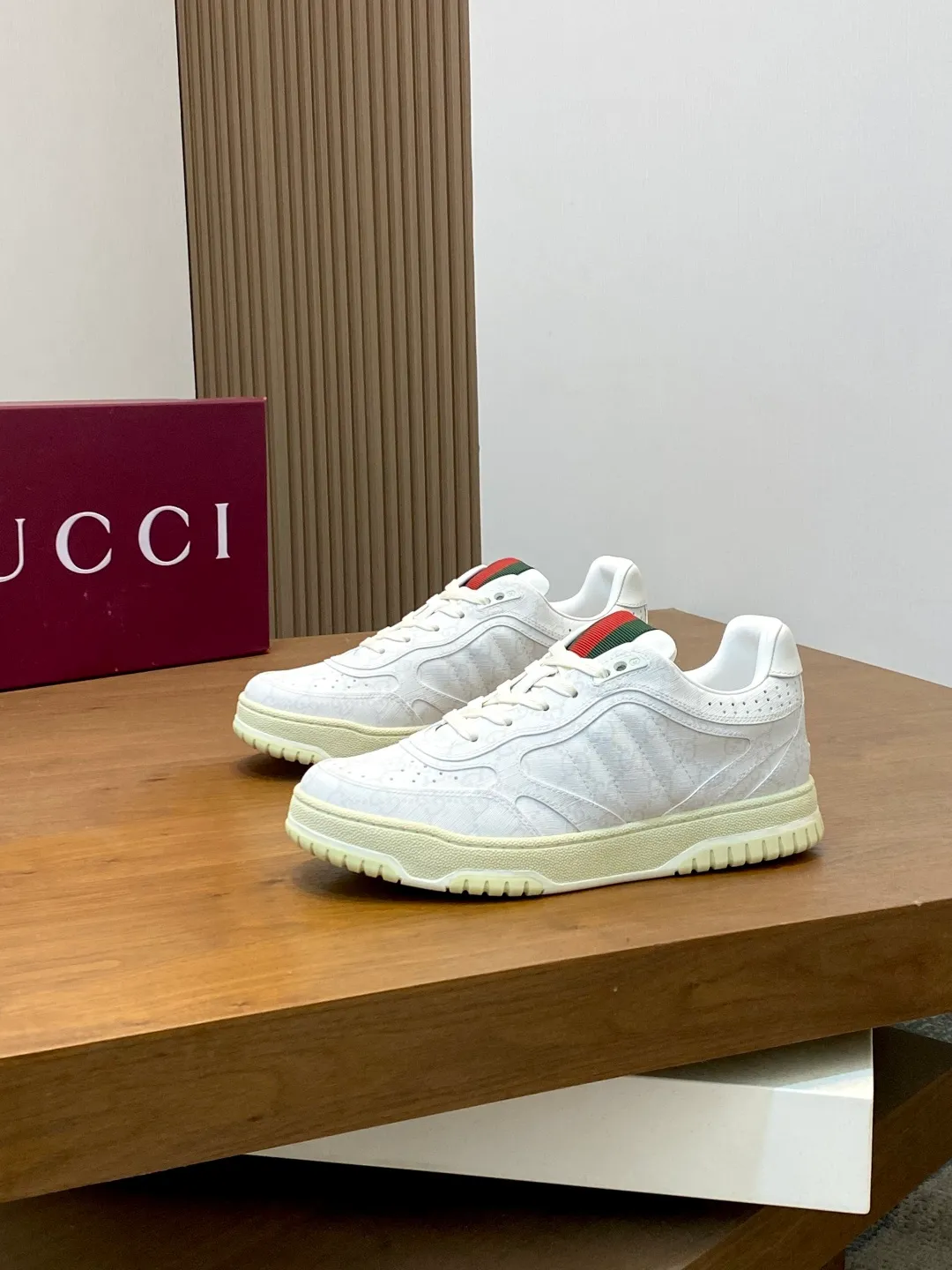 Men's Shoes 💰660 𝐆𝐮𝐜𝐜𝐢 𝐑𝐞-𝐖𝐞𝐛 As the first sneaker created by Sabato De Sarno for Gucci, the Re-Web series reinterprets the brand's classic stripes and sets off the modern silhouette design with bold and unique details. These shoes are crafted from white leather. This new sneaker is ingeniously decorated with many of the brand's classic details, and is equipped with a bright red and green webbing tongue, which will make people fall in love at first sight. White leather treated with a special process for softness and luster, with an embossed grainy texture. Script Gucci logo and interlocking G web label with Interlocking G and script Gucci logo. Rubber outsole with interlocking G detail eyelets. Web tongue. Size: 39-44 (customized for sizes 38 and 45)